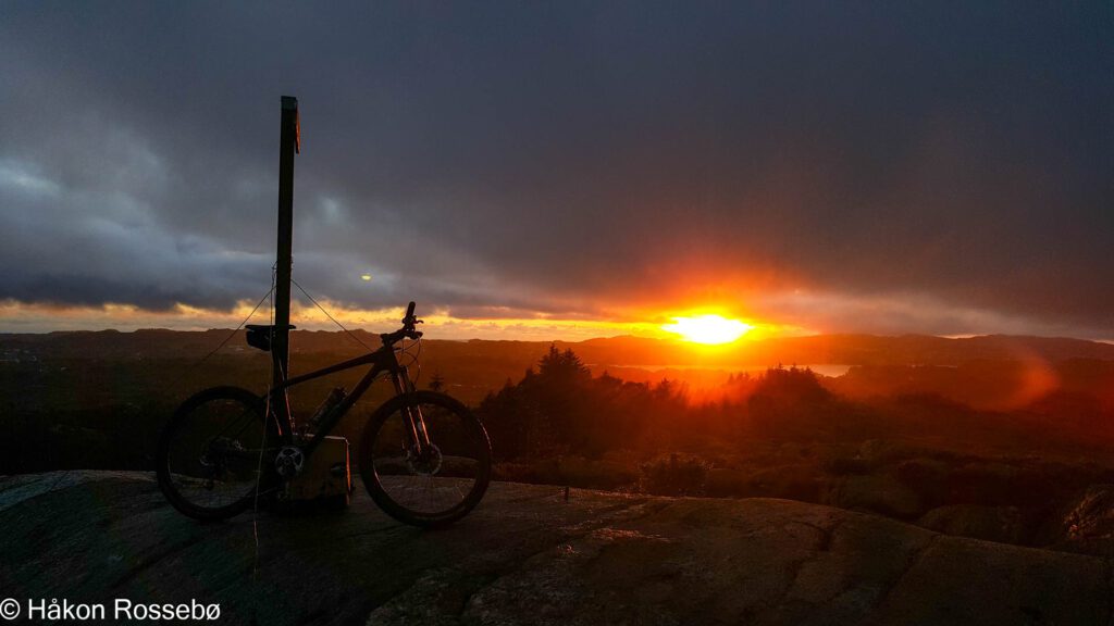Sykkeltur til Ådnafjell på Høie i Tysvær, solnedgang rett etter uvær