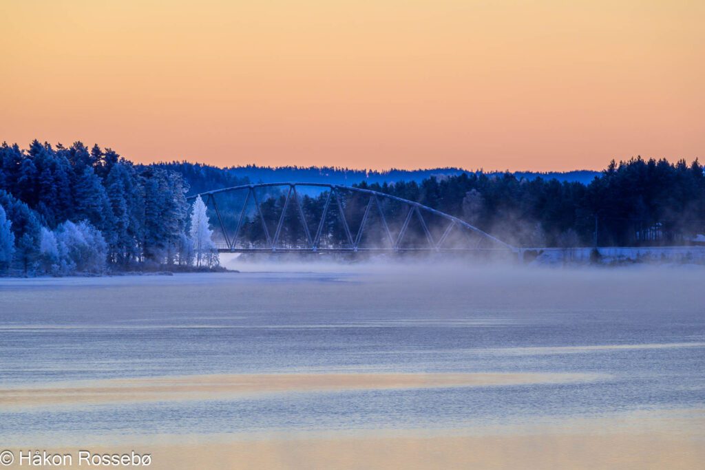 Iskald frost morgen, frostrøyk og frost på trær ved Hornesund bru, Evje-Hornes