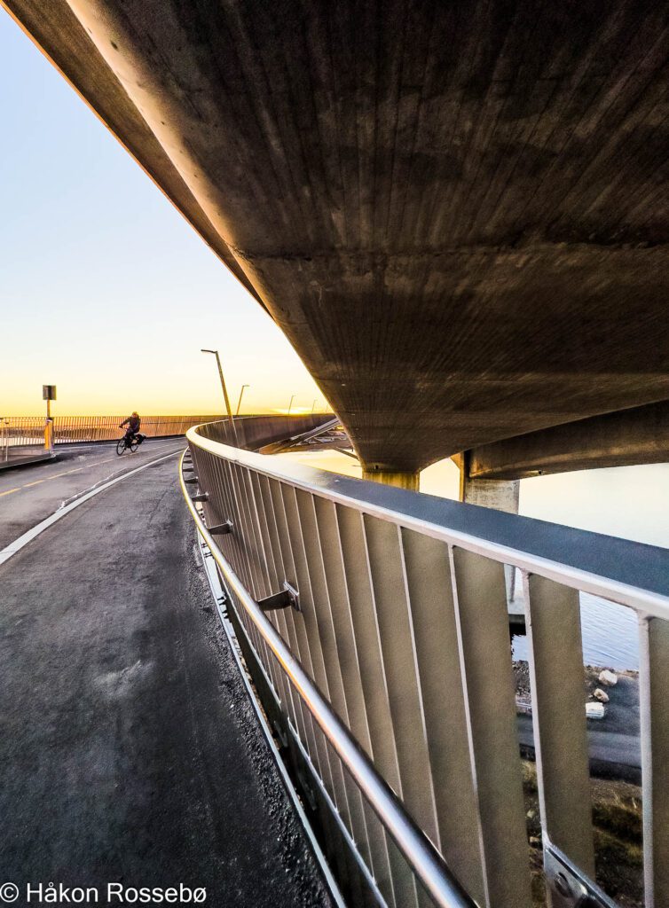 Varoddbroa i Kristiansand, syklist i motlys, gatefoto