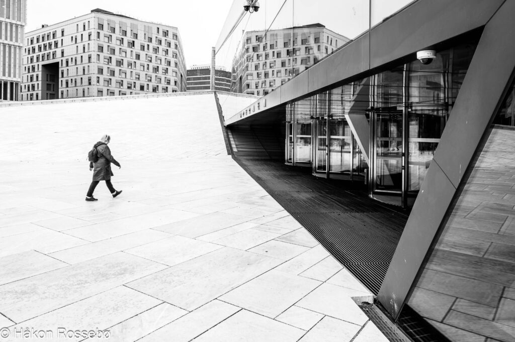 Operabygget i Oslo, svart-hvitt, gatefoto