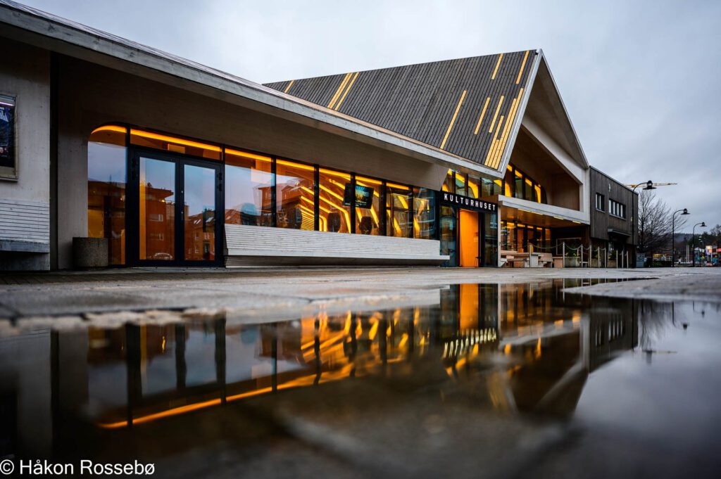 Vennesla Bibliotek, arkitekturfoto, speiling i vann