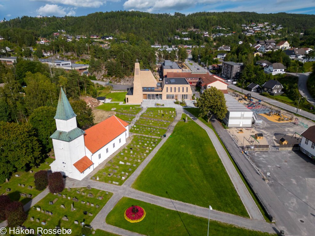 Ny og gammel Kirke i Vennesla bilde tatt med drone