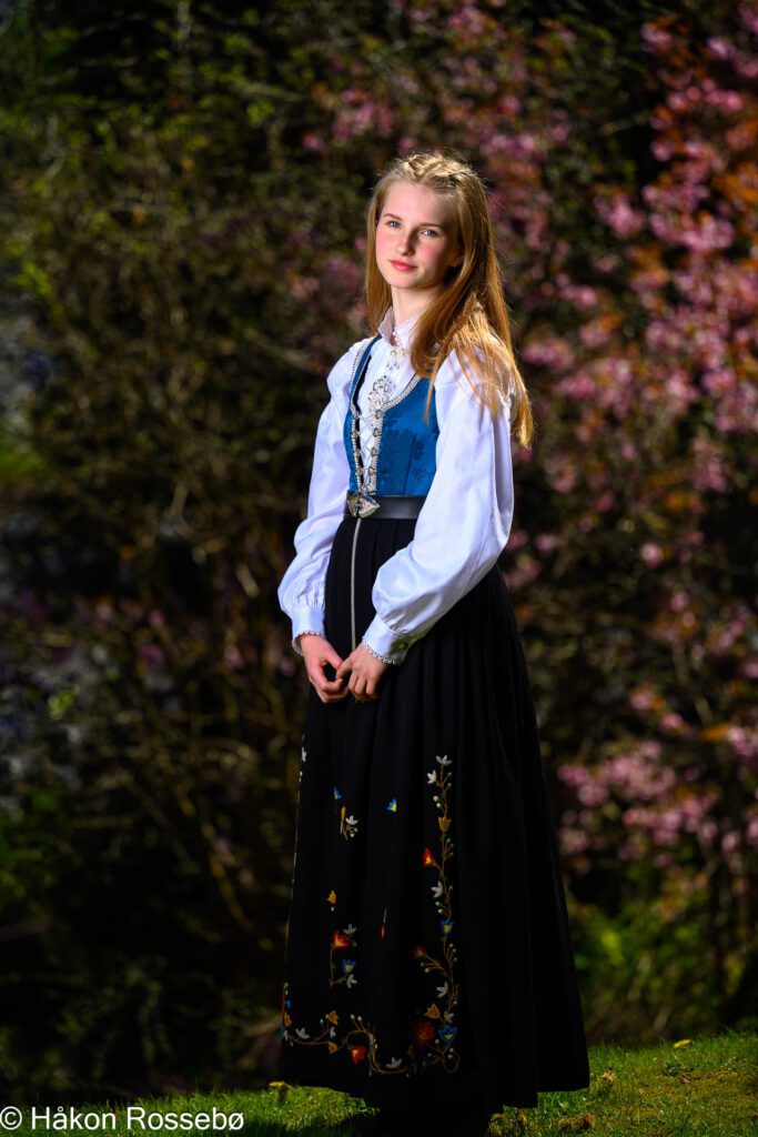 Konfirmasjonsbilde av jente i Rogalandsbunad, Vennesla, blomster, sol, blits