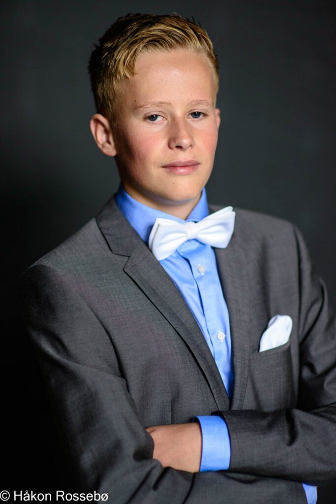 Portrett, Konfirmasjonsbilde av gutt med dress, blits, Vennesla