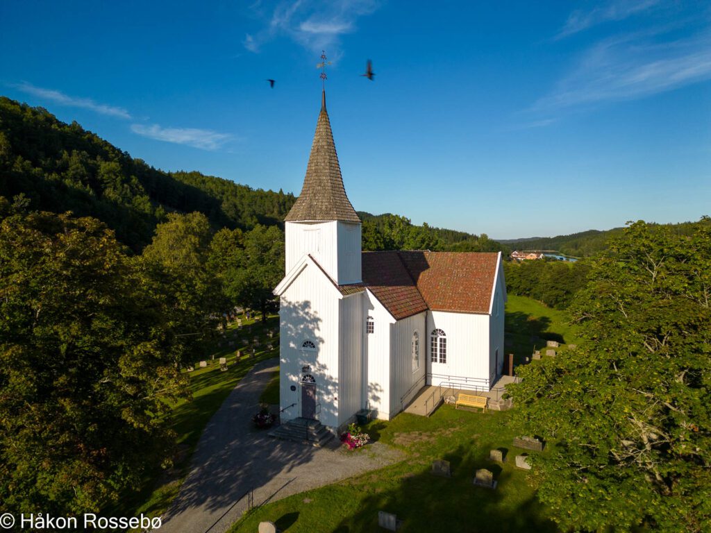 Øvrebø Kirke i Vennesla bilde tatt med drone