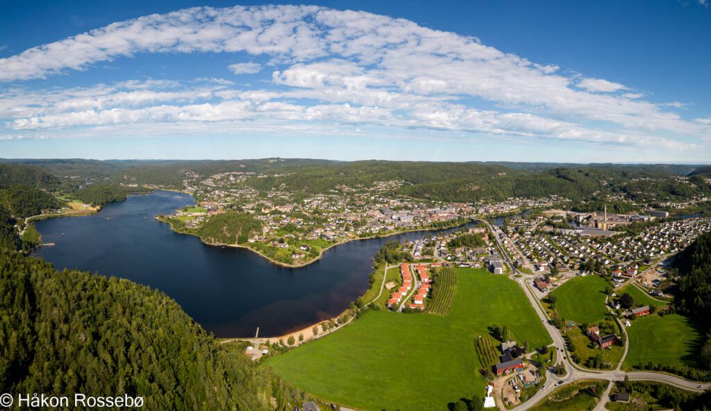 Venneslafjorden og Vennesla sett fra rampa panoramabilde tatt med drone
