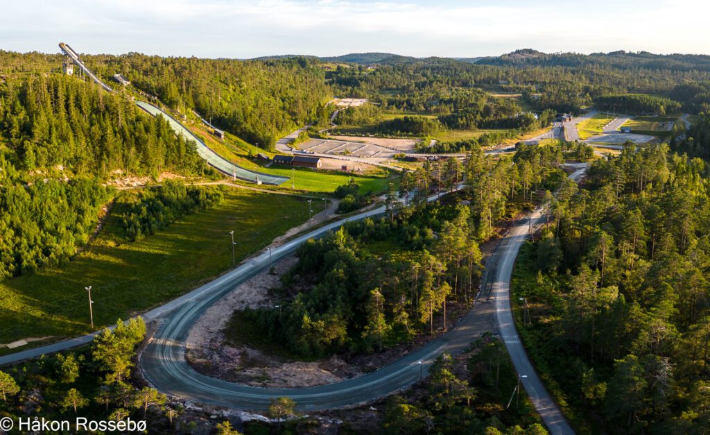 Skianlegg med hoppbakken på Sandrip i Vennesla, bilde tatt med Drone